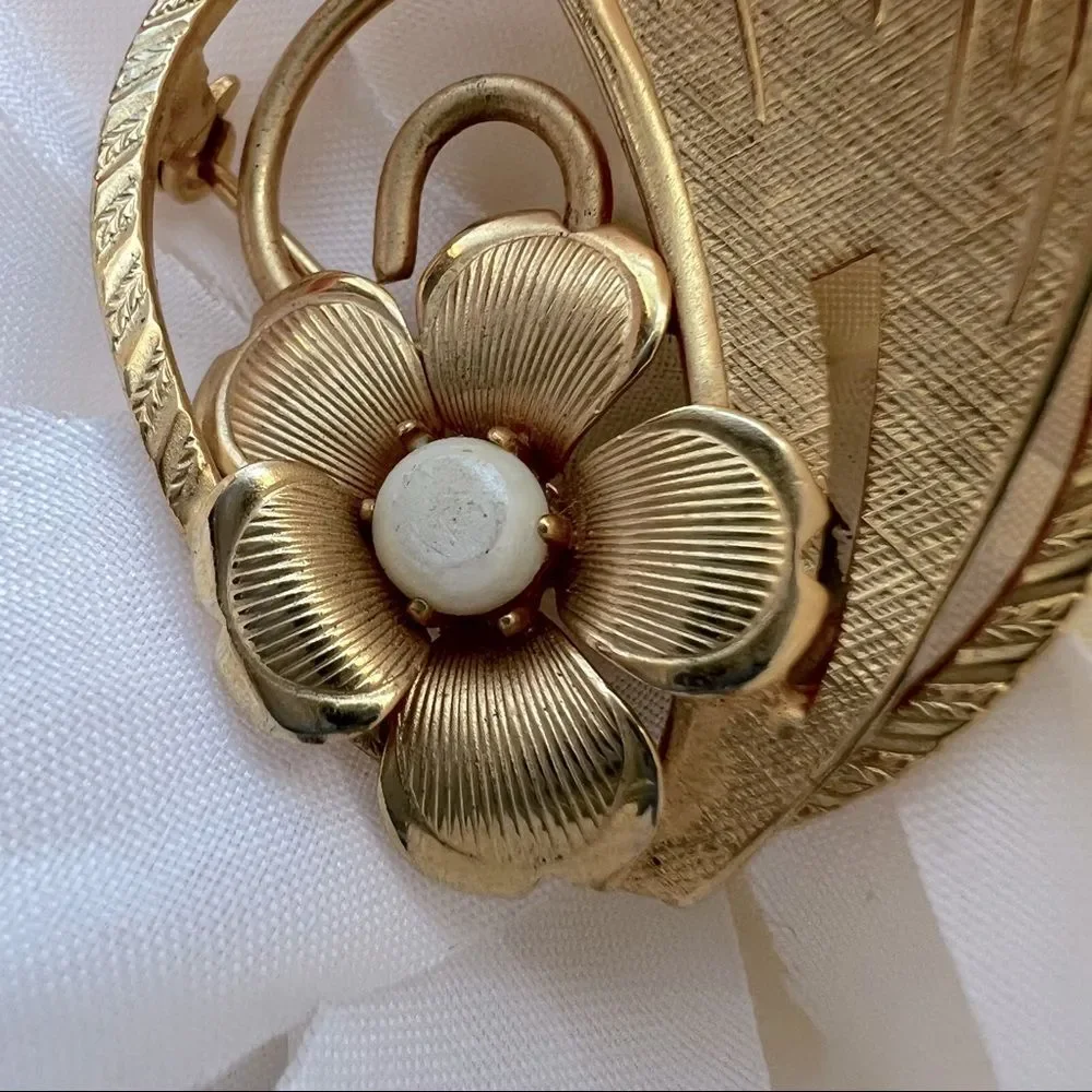 Vintage Gold Tone Faux Pearl Flower Brooch Size 1.5”